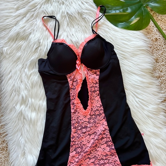 Sexy Black and Pink Lace Chemise - Picture 3 of 8